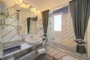 Villas FRGK Luxury Villa in Antibes Heated Pool Spa : photos des chambres