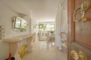 Villas FRGK Luxury Villa in Antibes Heated Pool Spa : photos des chambres