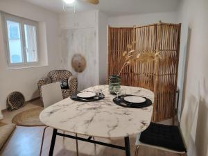 Appartements T1 coeur de Toulon ideal entre le port et la gare : photos des chambres