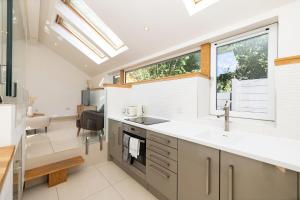 Argyl - The Foundry, A Bright One Bedroom House with Balcony