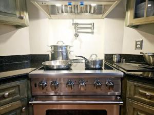 Mountain View Estate Forest Hot Tub Full Arcade