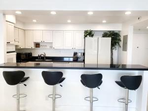 Luxury Beach & City View Condo 5 min walk to beach