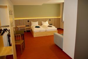 Anna und Sascha, Hotel und Café