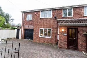 Modern 5-Bed Home, Families & Groups, Guests 6, Parking, Fast Wi-Fi