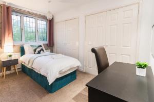 Modern 5-Bed Home, Families & Groups, Guests 6, Parking, Fast Wi-Fi