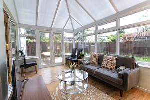 Modern 5BDR Home - Families & Friends - 6 Sleeps - Parking - Fast WiFi