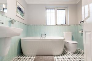 Modern 5-Bed Home, Families & Groups, Guests 6, Parking, Fast Wi-Fi