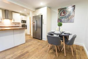 Elegant 5-Bed Home, Families & Friends, Sleeps 6, Parking, Free Wi-Fi