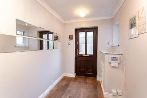 Modern 5-Bed Home, Families & Groups, Guests 6, Parking, Fast Wi-Fi