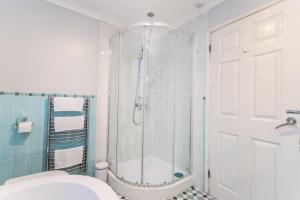 Modern 5-Bed Home, Families & Groups, Guests 6, Parking, Fast Wi-Fi