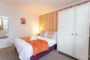 Modern 5-Bed Home, Families & Groups, Guests 6, Parking, Fast Wi-Fi