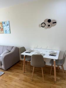 Dora apartment with terrace and parking