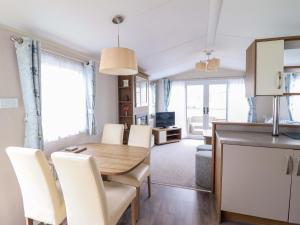 Sea Breeze C38 Dyffryn Seaside Estate