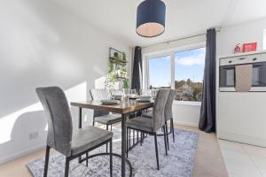 Spacious 4-Bed Home, Accommodates 6, Ideal for Contractors, Secure Parking