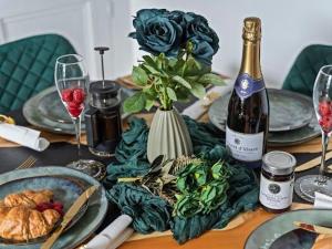 Modern 5-Bed Family House, Guests 10, High-Speed Wi-Fi, Parking