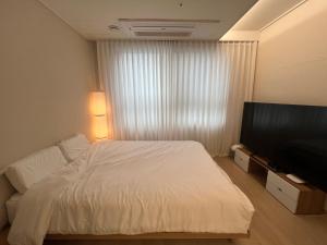 Clean&White Interior Apartment near Magok, Gimpo Airport, Magoknaru station
