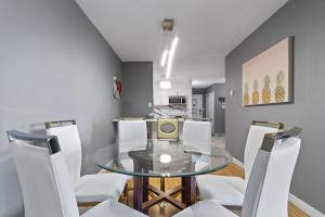 Modern 2 bedroom next to Stampede, 17th w Parking