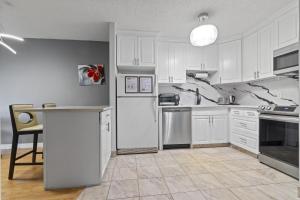 Modern 2 bedroom next to Stampede, 17th w Parking