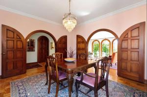 Lovely Noe Valley Condo w Light, View & Parking!