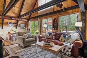 Retro A-Frame Cabin - Hot tub Firepit & Fireplace