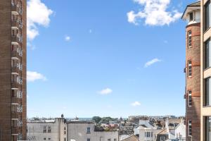 Luxury Apartment - Balcony - Prime Location - Sleeps 5