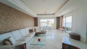 Infinity View: Spacious 3 bd with Lake View