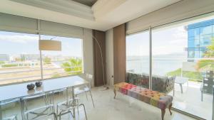 Infinity View: Spacious 3 bd with Lake View