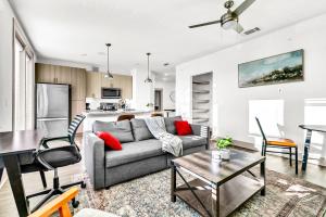 Bright 2BD 2BA Suite Gym and Pool City Center Stay