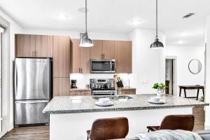 Bright 2BD 2BA Suite Gym and Pool City Center Stay