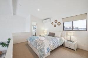 Absolute beachfront villa, Ledge Point