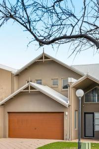 Reef View, Ledge Point beachfront