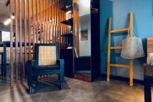 Functional stay near airport, business districts