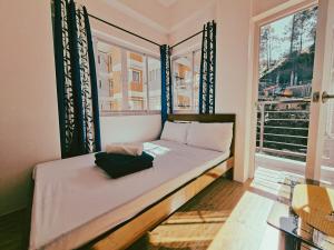 Amelies 2BR Place Baguio Balcony Mountain View