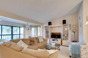 Pool & Ocean Access: Palm Beach Gardens Condo
