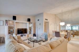 Pool & Ocean Access: Palm Beach Gardens Condo
