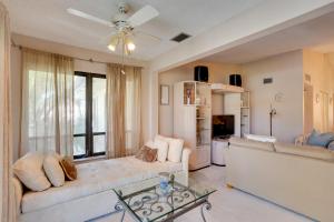 Pool & Ocean Access: Palm Beach Gardens Condo