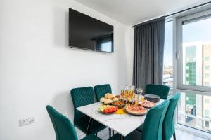 2 Bedroom 2 Bathroom Apartment with 5 Beds and Gated Parking near Sheffield United Stadium