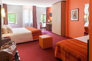 Hotels BRIT HOTEL Le Lion d'Or CHINON : Chambre Triple