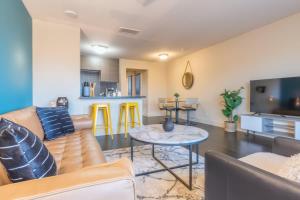 Boulevard Stays 8 mins to Downtown King Bed Pool Parking Gym 01