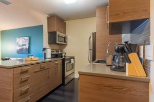 Boulevard Stays Modern King Stay Near Downtown Pool