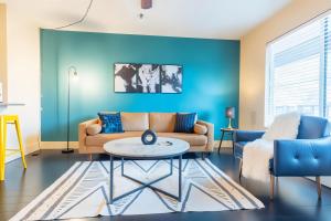 Boulevard Stays Modern King Stay Near Downtown Pool