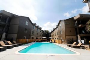 Boulevard Stays Modern King Stay Near Downtown Pool