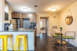 Boulevard Stays Modern King Stay Near Downtown Pool