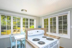 Cozy cottage among trees - close to PDX