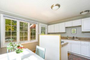 Cozy cottage among trees - close to PDX