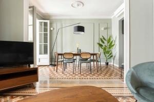 Spacious Stylish 4-bedroom Modernist Apartment