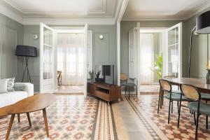 Spacious Stylish 4-bedroom Modernist Apartment