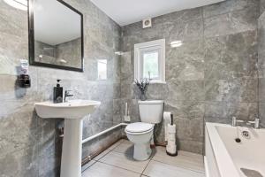 Modern 5-Bed Family House, Guests 10, High-Speed Wi-Fi, Parking