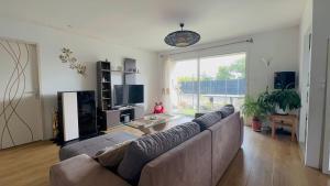 Spacious Cottage in Le Mans, Quiet & Terrace, 7 People