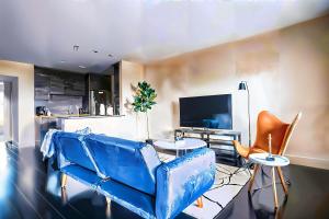 Boulevard Stays Prime Spot Cozy Bed Pool Free Parking